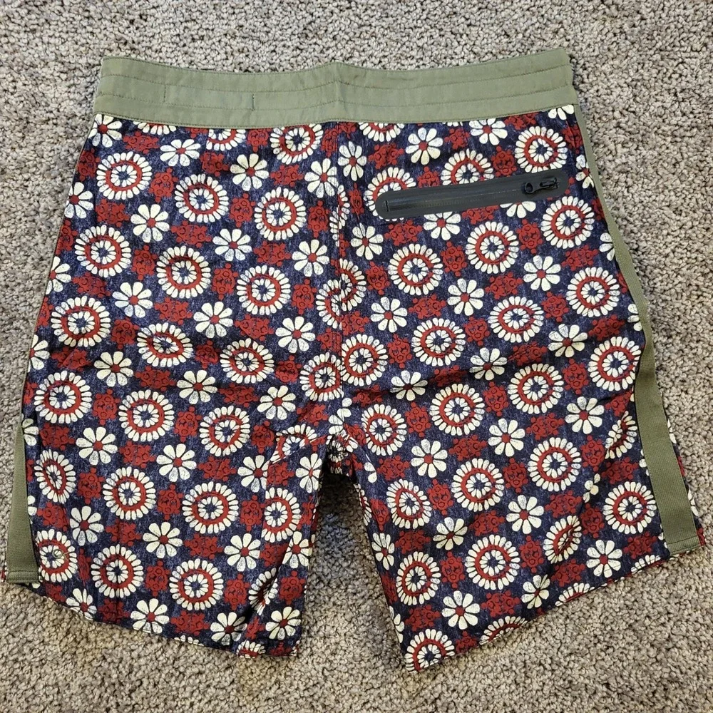 Outerknown Mens Floral Boardshorts Navy‎ Red Olive ECONYL Recycled Nylon Size 28